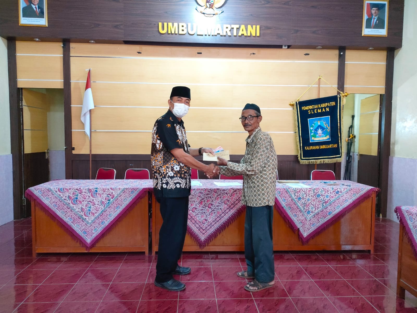 Pemberian insentif Bagi Rois Kalurahan Umbulmartani